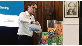 “Millones”en sugus. Giordano sorprendió ayer al apelar al uso de los tradicionales caramelos para graficar las proporciones del proyecto de presupuesto cordobés. Cada masticable representó 100 millones de pesos.