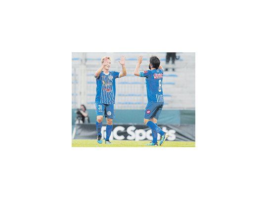 El festejo de Facundo Castillón con Ariel Rojas. Godoy Cruz se llevó un gran punto a Mendoza.