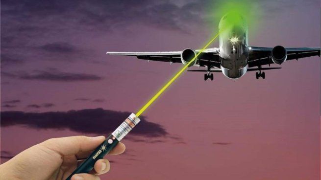 El peligro de apuntar con láser a los aviones.