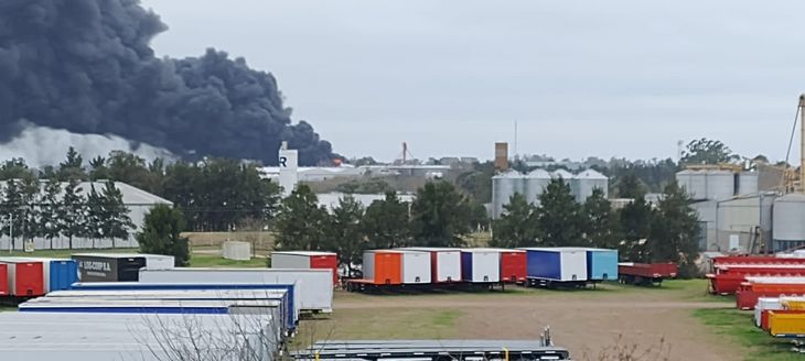 El incendio se provocó por una chispa producto de trabajos de soldadura dentro de la planta. El incendio se provocó por una chispa producto de trabajos de soldadura dentro de la planta.