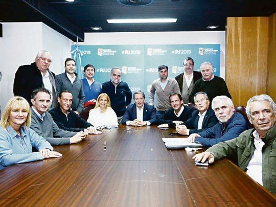 CAP. Fernando Gray (Esteban Echeverría) encabezó el encuentro de la comisión de acción política junto a Verónica Magario.&nbsp;