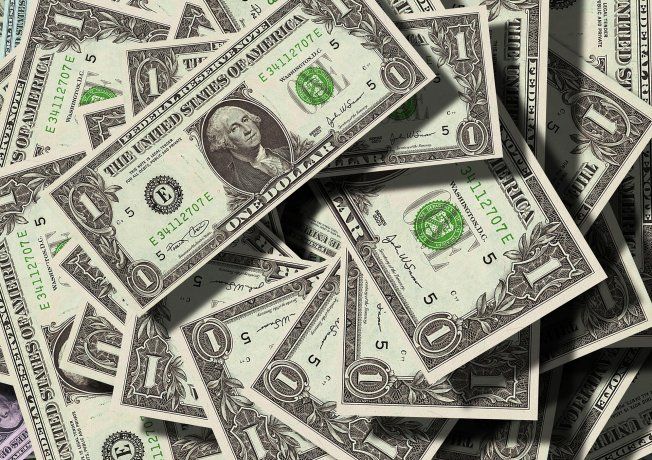 El dólar cedió 15 centavos a $ 38,03 pese a que BCRA duplicó sus compras