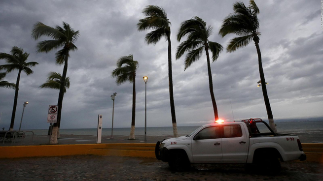 Puerto Vallarta sentirá la fuerza del huracán Narda.