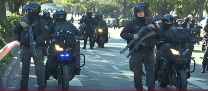 La policía comenzó a desplegarse por la 9 de Julio. 