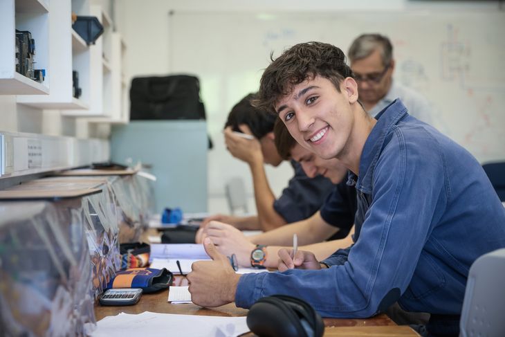 Actualmente cursan 220 alumnos la carrera secundaria para recibirse de técnicos electromecánicos Actualmente cursan 220 alumnos la carrera secundaria para recibirse de técnicos electromecánicos