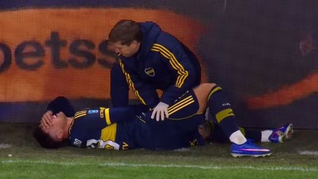 El delantero paraguayo ya había arrastrado una molestia física en la previa del partido y se terminó agravando la situación tras intentar una pirueta en el área rival, quedando tendido en el césped.