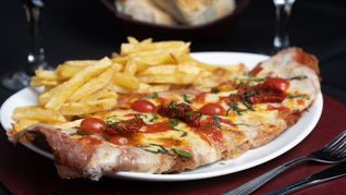 Ubicada en Guardia Vieja 4446, Almagro, CABA, La Capitana es una opción ideal para combinar historia y buena comida. Ubicada en Guardia Vieja 4446, Almagro, CABA, La Capitana es una opción ideal para combinar historia y buena comida.