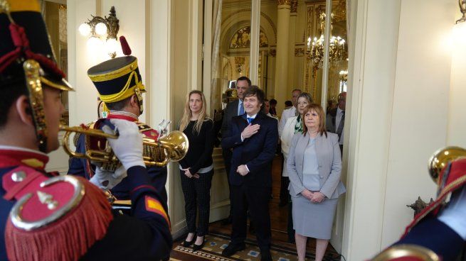 Patricia Bullrich junto a Javier Milei.