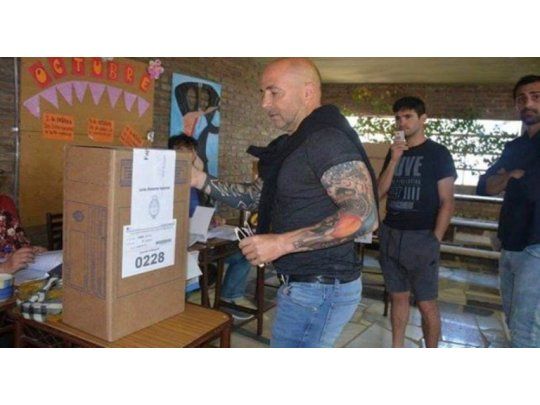 Jorge Sampaoli votó en Casilda.