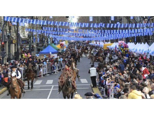 Los festejos patrios comenzaron en Plaza de Mayo y el Teatro Colón