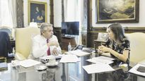 anuncio. Alberto Fernández con la jefa del ANSES Fernanda Raverta. Confimó vía Twitter la suba a jubilados.