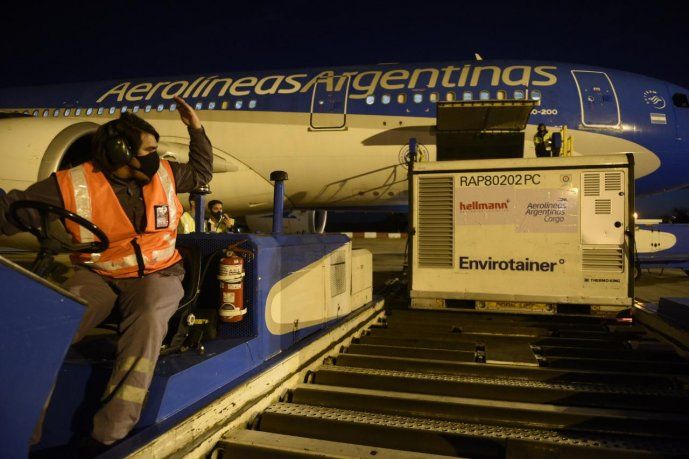 Llegó desde China el primero de los tres aviones que traerán un millón de vacunas Llegó desde China el primero de los tres aviones que traerán un millón de vacunas
