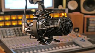 El día reconoce el trabajo de locutores, operadores, productores, guionistas, técnicos y periodistas. El día reconoce el trabajo de locutores, operadores, productores, guionistas, técnicos y periodistas.