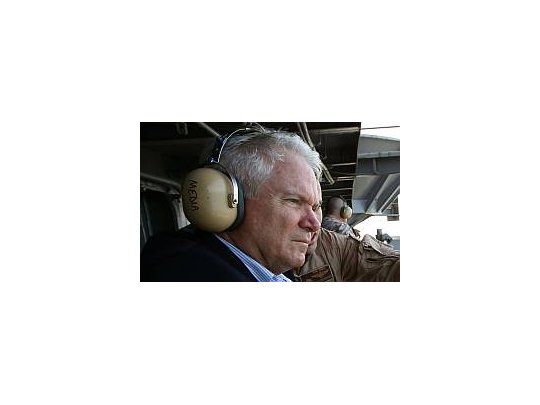 El ministro de Defensa de EEUU, Robert Gates, en su visita a una base estadounidense en Afganistán.