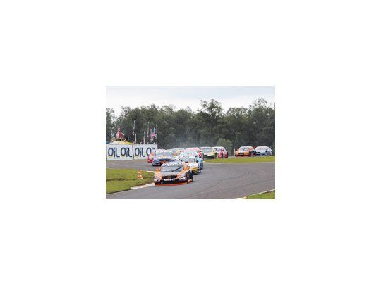 El Mercedes de Juan Cruz Álvarez marca el camino en la carrera del Top Race V6, que se desarrolló en el autódromo internacional de Santa Cruz do Sul.