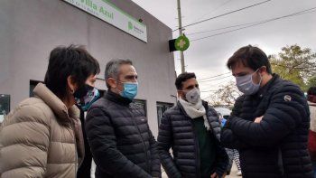 Durante la jornada, junto a Mendoza, Ferraresi y Larroque supervisaron en el barrio Villa Azul&nbsp;el viceministro de Salud bonaerense, Nicolás Kreplak; la diputada nacional Magdalena Sierra, y el senador provincial Emmanuel González Santalla.