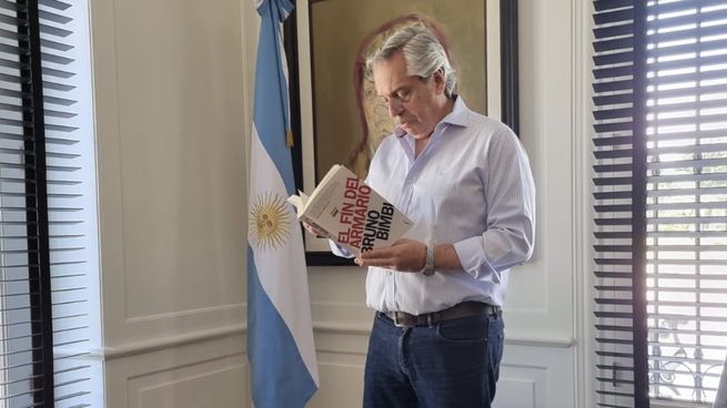 Alberto Fernández y el libro El Fin del Armario, de Bruno Bimbi.