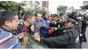 Los manteros chocaron con agentes de la Policía.