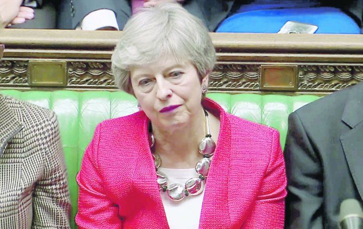 frustración. Theresa May rechaza la decisión del Parlamento británico de buscar alternativas al brexit a espaldas de su Gobierno.