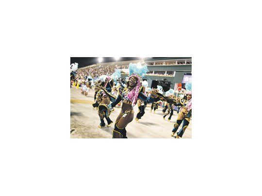 El show del carnaval sigue vigente en Río de Janeiro, pero ante la falta de aportes del negocio de las apuestas ilegales, las comparsas deben recurrir al financiamiento de las empresas privadas.