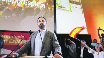desafío. El líder de la ultraderecha española, Santiago Abascal, durante la celebración del fuerte avance de Vox en los comicios andaluces. Su emergencia provoca alarma en España.