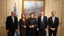 De izquierda a derecha: el Jefe de Gabinete, Guillermo Francos; la Canciller, Diana Mondino, el presidente Javier Milei, Mathias Cormann de la OCDE y el Secretario de Finanzas, Pablo Quirno.