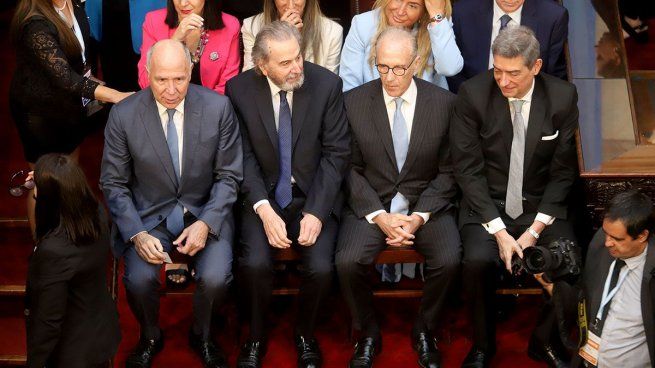 Javier Milei no se privó de confrontar a la casta política, aunque evitó hablar de la Justicia, poder que deberá determinar la constitucionalidad del mega DNU. 