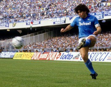Maradona, genio, figura y Dios en Napoli. Serás eterno, celebraron.