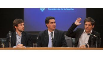 ámbito.com | Augusto Costa, Jorge Capitanich y Axel Kicillof en conferencia de prensa en el Palacio de Hacienda.