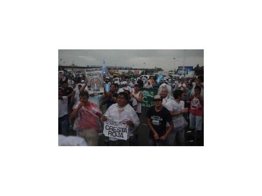 Los trabajadores bloquearon el acceso al Aeropuerto de Ezeiza.