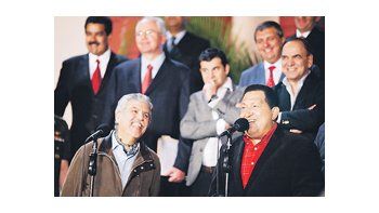 Tras las reuniones que mantuvieron en Caracas -junto con el CEO de YPF, Miguel Galuccio, y funcionarios venezolanos-, Julio De Vido y Hugo Chávez explicaron ayer los planes para sumar acciones entre las petroleras PDVSA e YPF en ambos países.