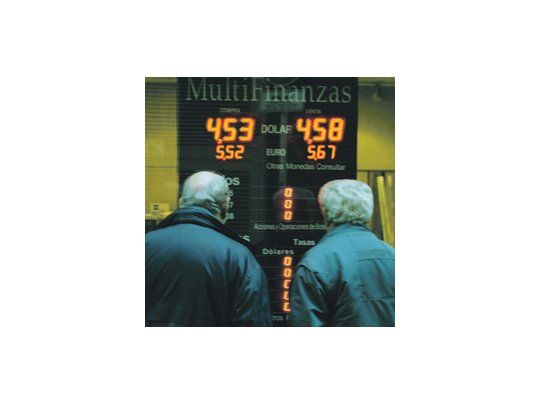 Las casas de cambio reflejaron el precio oficial de la moneda extranjera. Pero la noticia del dólar pasa por el mercado informal, donde el «blue» cotizó ayer a $ 6,60.