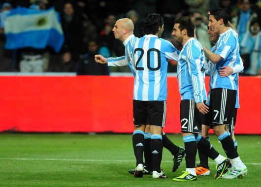 Cambiasso, Banega, Lavezzi y Messi saludan a Di María tras su conquista