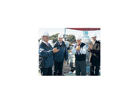 El titular de Planificación, Julio De Vido, participó ayer de lainauguración de un pozo gasífero en el norte de Salta, endonde dijo que «durante el invierno no habrá cortes de gas».