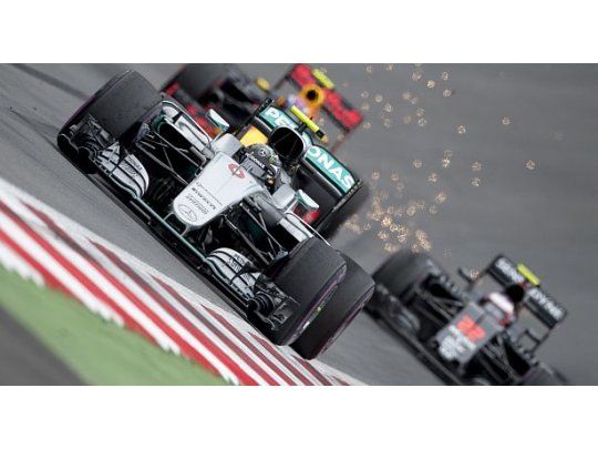 Mercedes analiza darle ordenes a Hamilton y Rosberg para evitar la competencia entre ellos.
