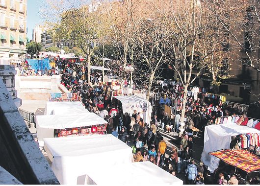 El Rastro madrileño siempre luce repleto de turistas. Para encontrar los puestos buscados conviene averiguar su ubicación antes de mezclarse en la multitud.