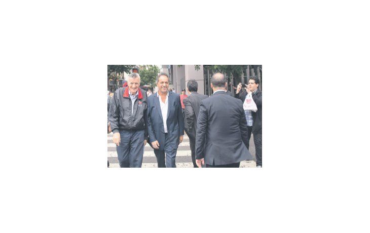 Daniel Scioli volvió ayer a escena. Se vio con José Luis Gioja y luego participó de una reunión de diputados del FpV/PJ antes de la marcha para repudiar los decretos de Macri.