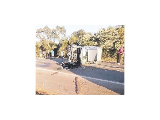 Accidente fatal. Los restos de la camioneta Toyota Hilux conducida por el funcionario provincial. Ocurrió en la Ruta Nacional 14, en proximidades a Cerro Azul.
