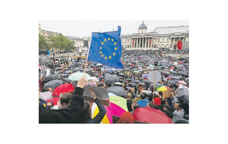 ámbito.com | TARDÍO. Un manifestante ondea una dandera de la Unión Europea durante una manifestación contra el “brexit” en Trafalgar Square, en el centro de Londres. Muchos piden un nuevo referendo, pero no hay marcha atrás posible.
