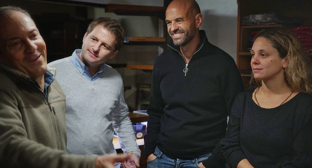 El ministro de Transporte, Guillermo Dietrich, con Alex Campbell y Agustina Ciarletta.