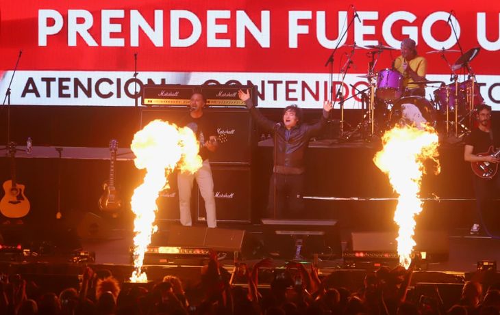 Unas 15.000 personas presenciaron el show musical de Javier Milei. Uno de los guitarristas fue el actual senador Joaquín Benegas Lynch, mientras que en la batería estuvo su hermano y diputado Unas 15.000 personas presenciaron el show musical de Javier Milei. Uno de los guitarristas fue el actual senador Joaquín Benegas Lynch, mientras que en la batería estuvo su hermano y diputado