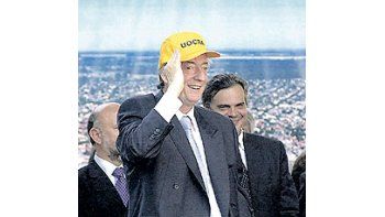 Con unsombrerode trabajadoresde laconstrucción,Kirchnerinauguró untramo de laautovía Mardel Plata-Balcarce,en un actoen Sierrade losPadres.