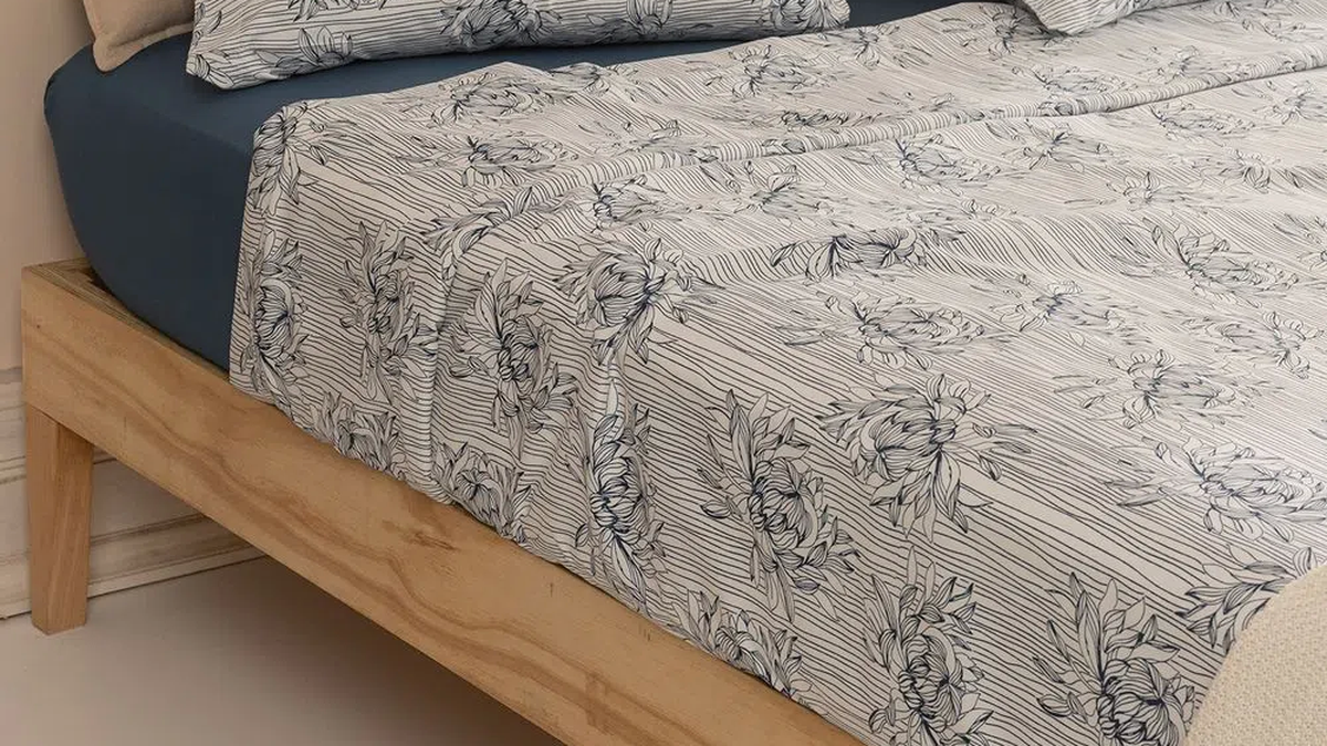 This supermarket offers a 30% discount on sheets, blankets and comforters