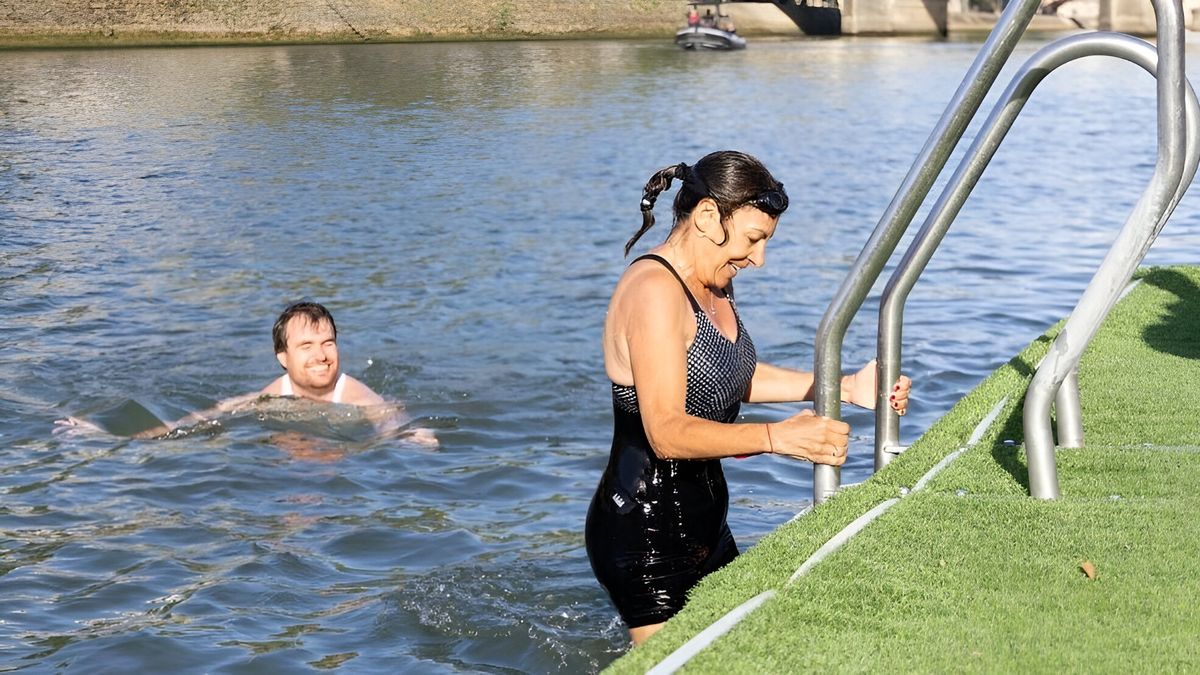 Paris mayor swims in the Seine River before opening ceremony