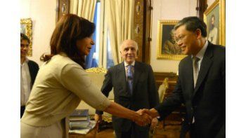 Cristina de Kirchner saluda al CEO de China National Offshore Oil Corporation Limited (CNOOC), Li Fanrong, y más atrás el empresario petrolero de Bridas, Carlos Bulgheroni.
