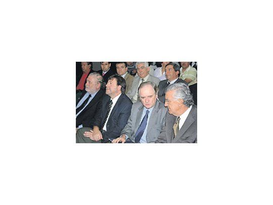 En la foto, entre otros, el embajador argentino Ginés GonzálezGarcía; el intendente de la IV Región (Coquimbo), Ricardo Cifuentes;y el gobernador, José Luis Gioja.