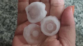 Se registró caída de granizo en la madrugada del jueves en barrios como Palermo y Pilar. Se registró caída de granizo en la madrugada del jueves en barrios como Palermo y Pilar.