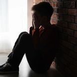 Hay una dimensión que permanece fuera de las estadísticas: el daño emocional que produce la ruptura forzada del vínculo con uno de los padres tras una separación conflictiva. Hay una dimensión que permanece fuera de las estadísticas: el daño emocional que produce la ruptura forzada del vínculo con uno de los padres tras una separación conflictiva.