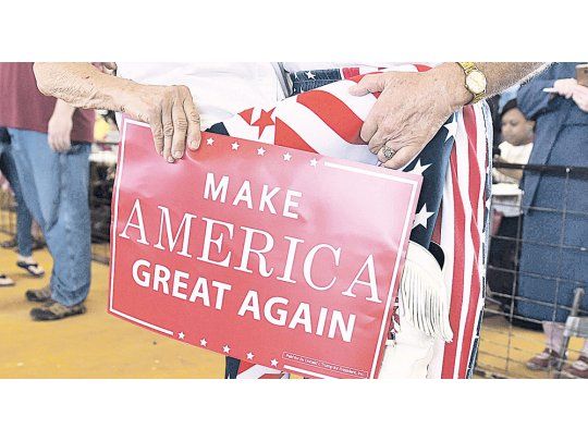 LEALES.  Simpatizantes de Donald Trump acudieron así vestidos a un acto de los actos de campaña en Livestock Pavilion, Florida.