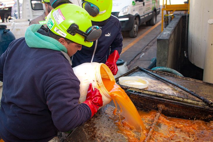 El aceite vegetal usado puede ser recuperado en una planta de acondicionamiento. El aceite vegetal usado puede ser recuperado en una planta de acondicionamiento.